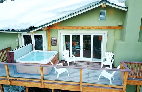 Upper Kingsbury House | Cozy Luxury Cabin Hot Tub, Views, Steam Shower, Trails 5 min to Town & Beaches