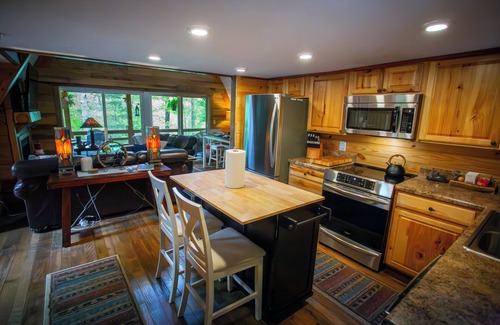 Robbinsville Cabin | Cozy Luxury Cabin Retreat in Western NC Mountains – Dog-Friendly & Serene!