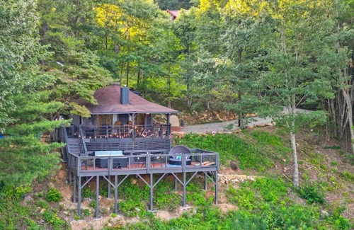 Ellijay Cabin | Cozy Luxury Cottage with Stunning Viewnn