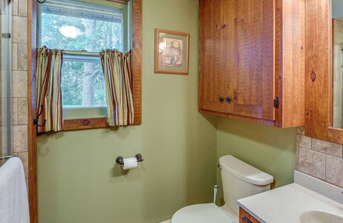 Sinclair Cottage | Cozy Maine Cottage on Long Lake w/ Screened Porch