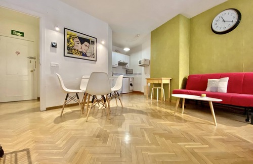 Justicia Apartment | Cozy Malasaña - Studio with balcony in the center, AC