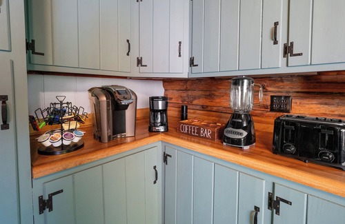 Killingworth Cabin | COZY Maple Tree Cabin - Situated on 6 private acres - short drive to beaches!😎