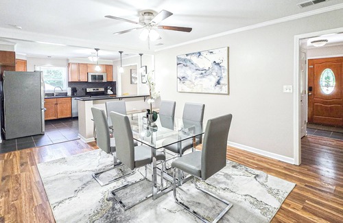 Matthews House | Cozy Matthews Getaway – 1 King, 2 Queens, Stylish & Central!
