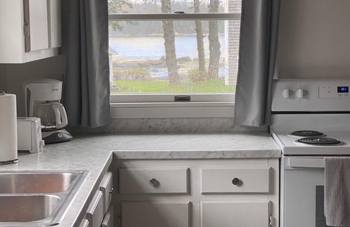 South Thomaston Cottage | Cozy Mid-Coast Maine Cottage-steps from the beach!