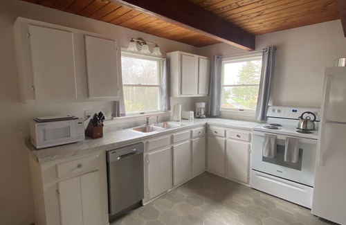 South Thomaston Cottage | Cozy Mid-Coast Maine Cottage-steps from the beach!