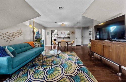 Southmoreland House | Cozy Midcentury 2bd in Midtown KC