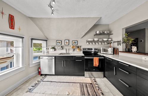 Southmoreland House | Cozy Midcentury 2bd in Midtown KC