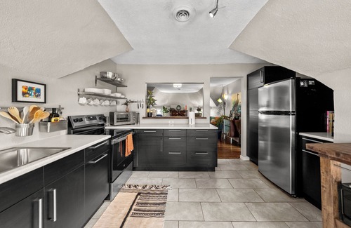 Southmoreland House | Cozy Midcentury 2bd in Midtown KC