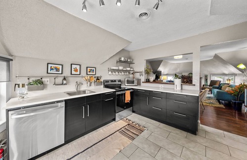 Southmoreland House | Cozy Midcentury 2bd in Midtown KC