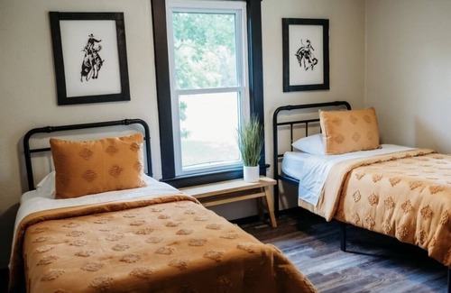 Mountain Grove House | Cozy Midwest Bunkhouse located in the heart of the Ozarks!