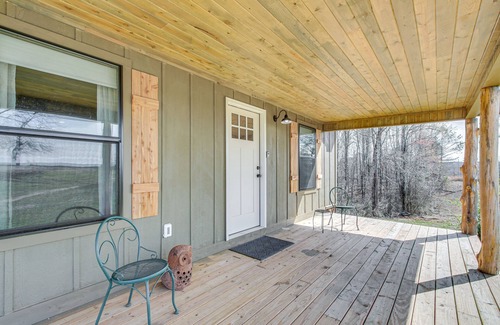 New Site Cabin | Cozy Mississippi Cabin w/Covered Porch & Grill!