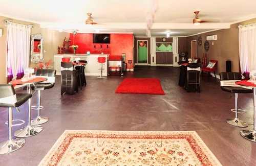 Hampton House | COZY MOBAY EVENT CENTER