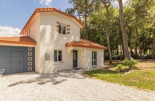 Saint-Brevin-les-Pins Cottage | Cozy Modern Home by the Sea with Spacious Interiors, WiFi, and Double Garage in Saint-Brevin-les-Pins