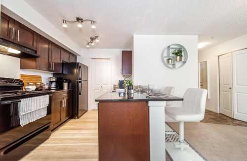 Southwest Edmonton Condo | Cozy&Modern 2-Bdr Condo close to WEM, Airport, Henday,w/Nflx, Prime & Undg Pkg