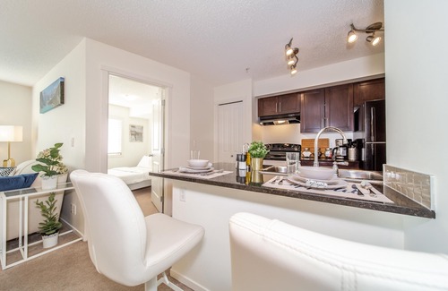 Southwest Edmonton Condo | Cozy&Modern 2-Bdr Condo close to WEM, Airport, Henday,w/Nflx, Prime & Undg Pkg