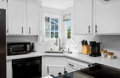 North Valley House | Cozy Modern 2BR Oceanside Home for Mid-term Stay