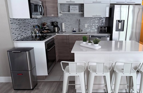 Sandy Apartment | Cozy modern 2BR , Free Parking & Wi-Fi, min. away from the world's ski resorts.