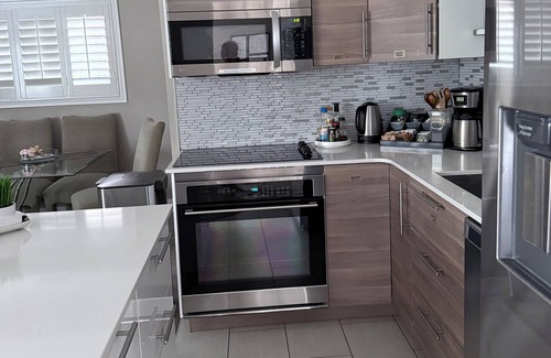 Sandy Apartment | Cozy modern 2BR , Free Parking & Wi-Fi, min. away from the world's ski resorts.