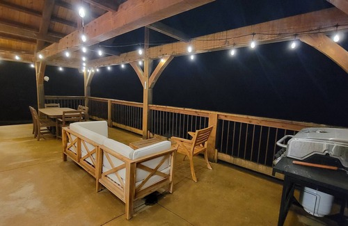 Red Lodge Cabin | Cozy modern cabin with amazing views, hot tub, firepit, and more! 5 min to town