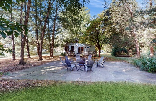 Lakeside House | Cozy Modern Cottage, Near beach & Town, Lovely Large Back Yard, WIFI, & W/D