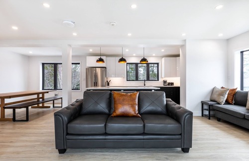 Tiny House | Cozy Modern Cottage - Walking distance to 5 beach access points