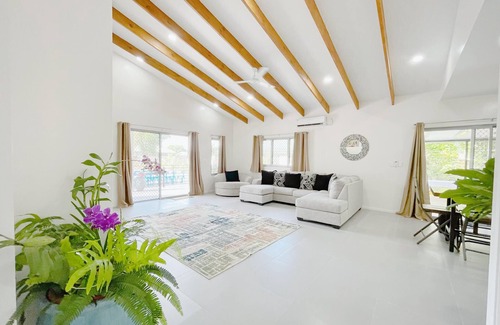 Apia House | Cozy, Modern, Executive Home 5 minutes from Apia town area