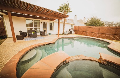 Waxahachie House | Cozy Modern Farmhouse with Pool & Hot Tub, 4BDs in Waxahachie