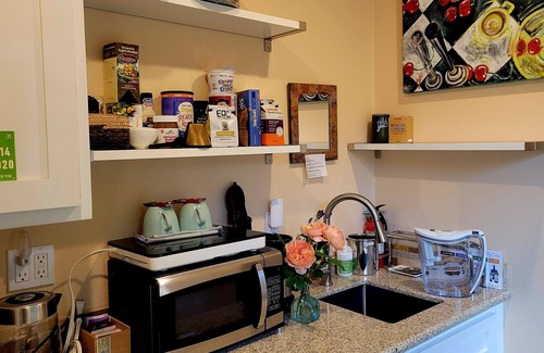 Mount Scott-Arleta Apartment | Cozy modern garden studio with WiFi and AC in SE Woodstock Portland