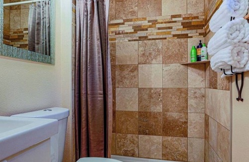 Mount Scott-Arleta Apartment | Cozy modern garden studio with WiFi and AC in SE Woodstock Portland