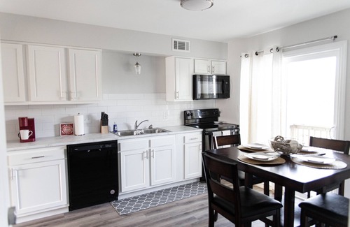 Grand Rapids Apartment | Cozy modern midterm stay/medical discount/fastWiFi
