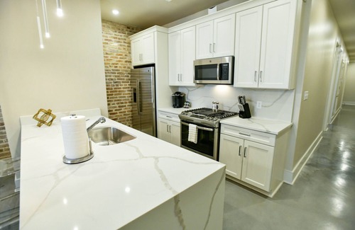 Central Business District Hotel | Cozy Modern NOLA Condo + Private Patio: Walk to CBD Hotspots & French Quarter