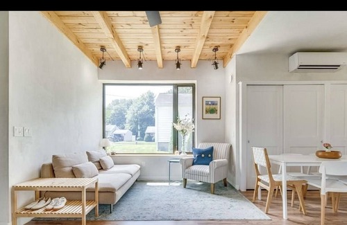Florence House | Cozy modern solar hideaway on the bike path!