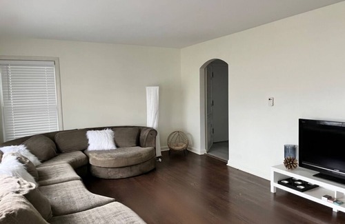 Elmhurst House | Cozy, modern, & steps to shops! Pet friendly too!