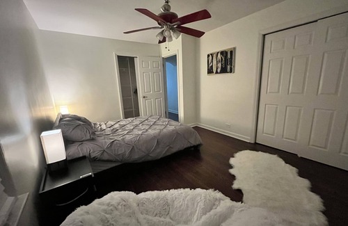 Elmhurst House | Cozy, modern, & steps to shops! Pet friendly too!