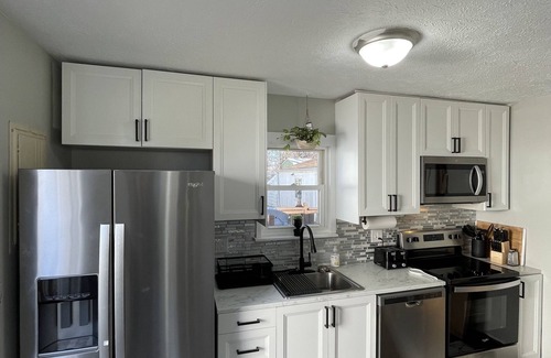 Eastlake Cottage | Cozy Mosaic Cottage minutes from Lake Erie!