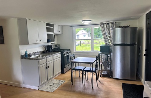 Woodford Apartment | Cozy motel suite in charming Woodford with WiFi, AC