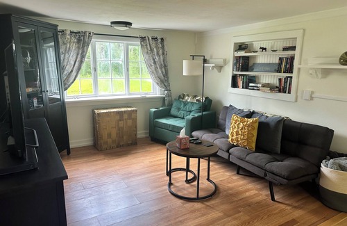 Woodford Apartment | Cozy motel suite in charming Woodford with WiFi, AC