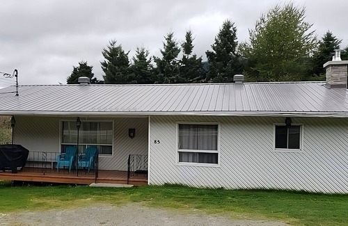 Notre-Dame-Des-Bois House | Cozy mountain cottage getaway with a beautiful night sky!