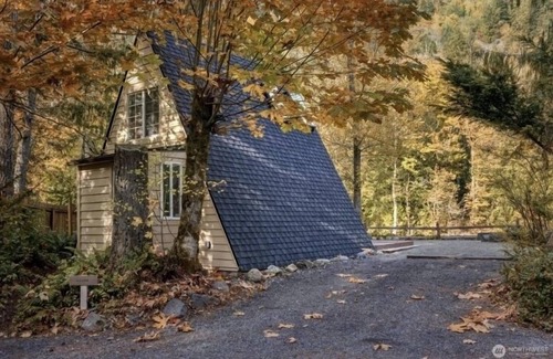 Index Cabin | Cozy mountain A-Frame cabin on river w hottub & views. Minutes from hikes & ski!