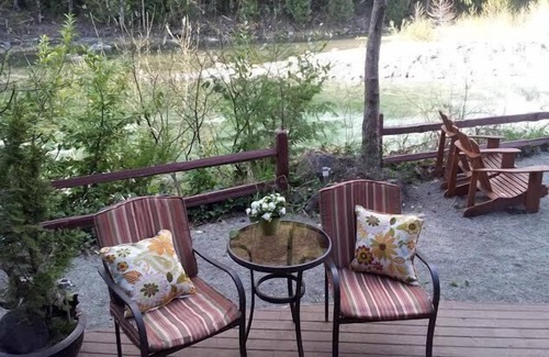 Index Cabin | Cozy mountain A-Frame cabin on river w hottub & views. Minutes from hikes & ski!