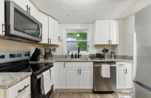 Harpers Ferry House | Cozy Mountain Bungalow | 10 Min Drive to Historic Harpers Ferry and Appalachian Trail | Nature, History & Adventure