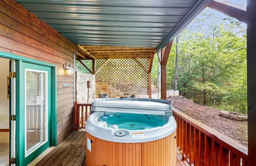 Murphy House | Cozy mountain cabin with hot tub, fire pit & stunning views