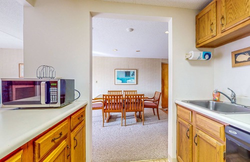 West Dover Condo | Cozy mountain condo w/fireplace, views, hot tub, pool, sauna, gym, shuttle, w/d