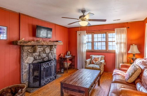Maggie Valley Cabin | Cozy mountain gem with shared pool, free WiFi, & shared firepit - dogs welcome