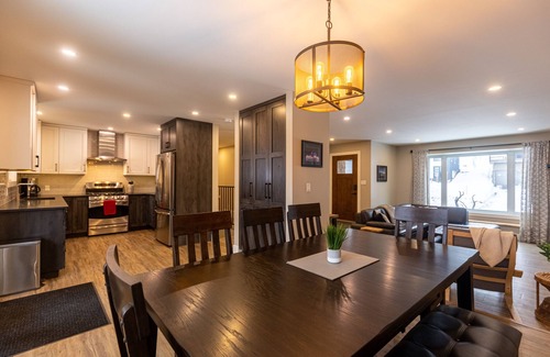 East Kootenay House | Cozy mountain home with hot tub, backing onto trails and the river(pet-friendly)