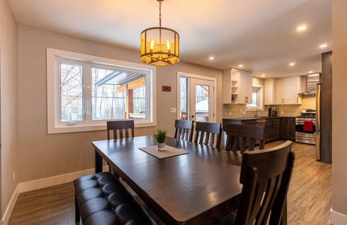 East Kootenay House | Cozy mountain home with hot tub, backing onto trails and the river(pet-friendly)