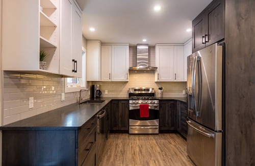 East Kootenay House | Cozy mountain home with hot tub, backing onto trails and the river(pet-friendly)