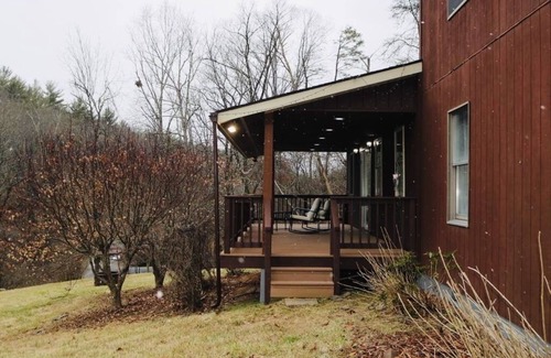 Cross Junction Cabin | Cozy Mountain Retreat with Pickle-ball Court. Pet Friendly!