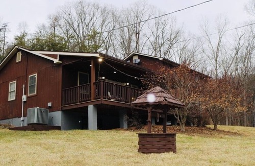 Cross Junction Cabin | Cozy Mountain Retreat with Pickle-ball Court. Pet Friendly!
