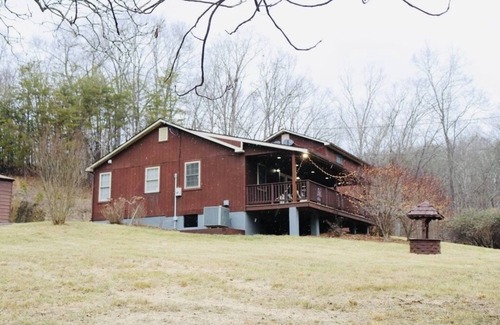 Cross Junction Cabin | Cozy Mountain Retreat with Pickle-ball Court. Pet Friendly!